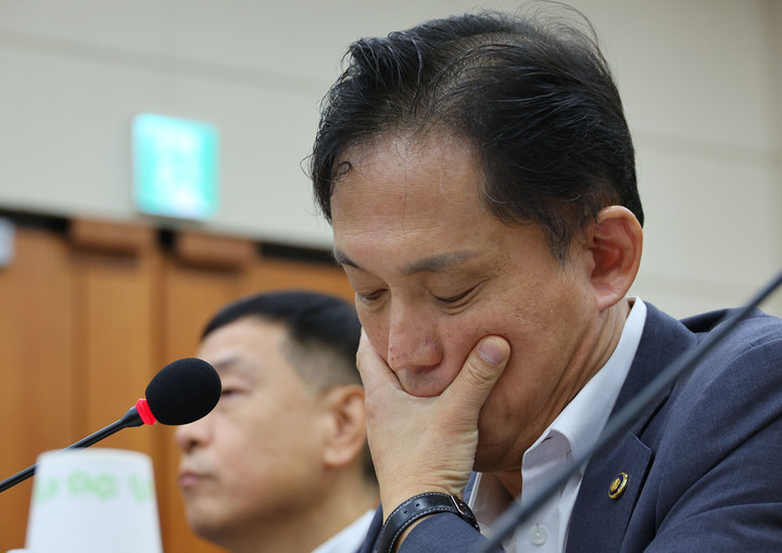 14일 오전 국회에서 열린 과학기술정보방송통신위원회의 '불법적 방송문화진흥회 이사 선임 등 방송장악 관련' 청문회에 참석한 방송통신위원회 김태규 부위원장이 생각에 잠겨있다. 2024.8.14