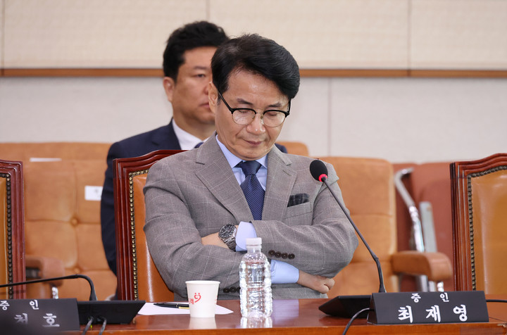 지난달 26일 오전 열린 서울 여의도 국회 법제사법위원회 전체회의에 증인으로 출석한 최재영 목사가 의원들의 의사진행 발언을 듣고 있다. 2024.7.26