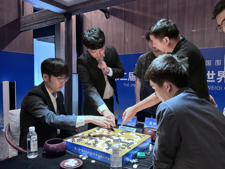 대국이 끝난 후 신진서 9단(왼쪽)이 국가대표 감독인 홍민표 9단 등과 함께 복기를 하고 있다.(사진 한국기원 제공)