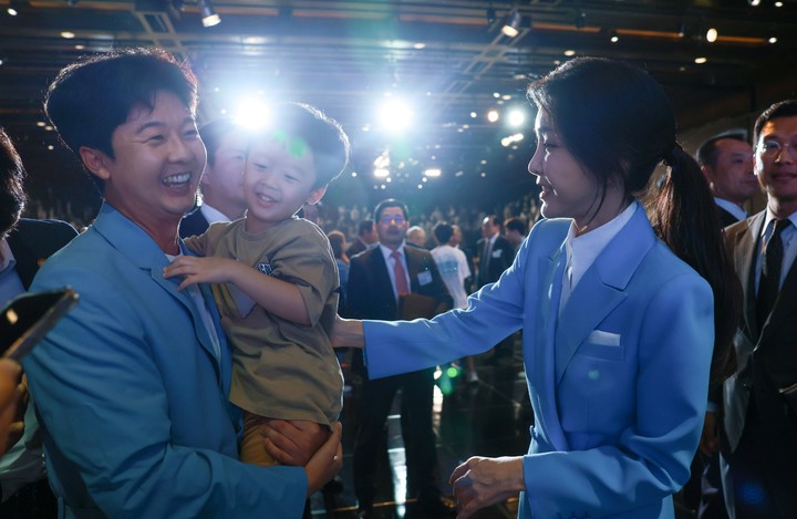 김건희 여사가 22일 서울 중구 신라호텔에서 열린 '2024 파리올림픽 선수단 격려 행사'에서 경보 김현섭 코치 가족과 인사하고 있다. 