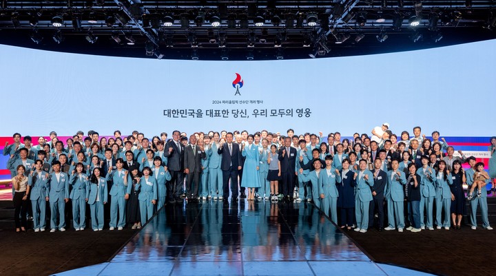 윤석열 대통령과 김건희 여사가 22일 서울 중구 신라호텔에서 열린 '2024 파리올림픽 선수단 격려 행사'에서 선수단 및 참석자들과 기념 촬영을 하고 있다. 