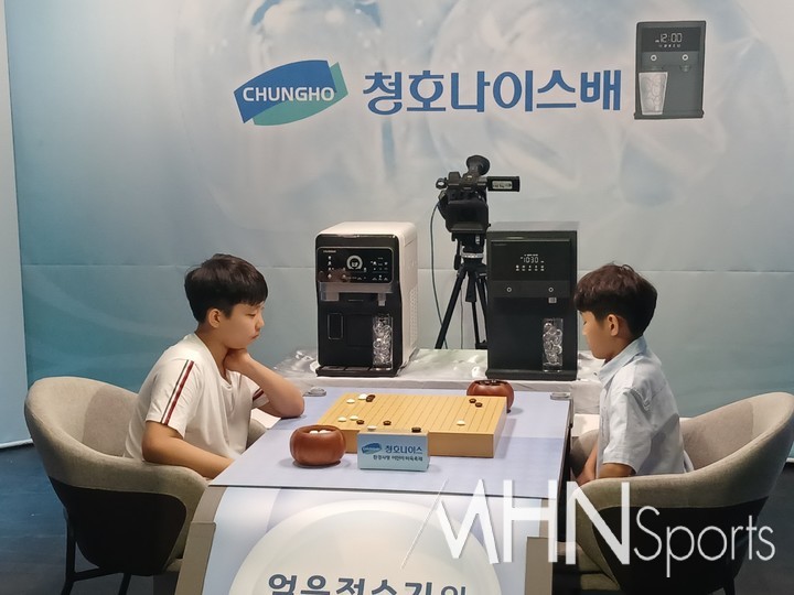 최해권 군(오른쪽)과 박태준 군이 일전을 벌이고 있다.(사진 MHN스포츠 엄민용 선임기자)