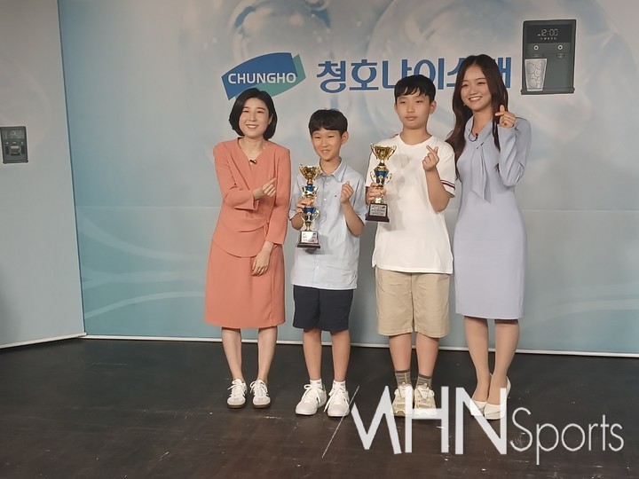 우승과 준우승을 차지한 최해권·박태준 군, 결승 대국을 해설한 박지은 9단(왼쪽)과 김노경 2단이 기념사진을 찍고 있다.(사진 MHN스포츠 엄민용 선임기자)