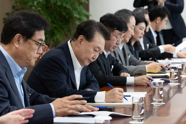 26일 서울 용산 대통령실에서 열린 제100차 수석비서관회의를 주재하고 있는 윤석열 대통령