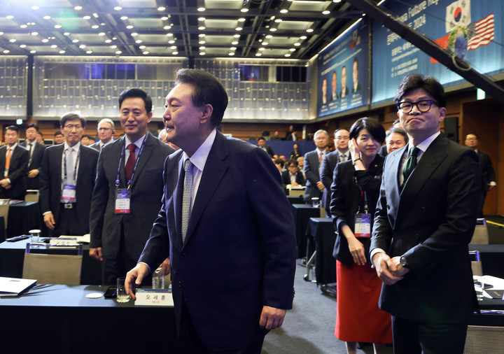 지난 27일 서울 중구 대한상공회의소에서 한동훈 국민의힘 대표와 인사 후 떠나고 있는 윤석열 대통령