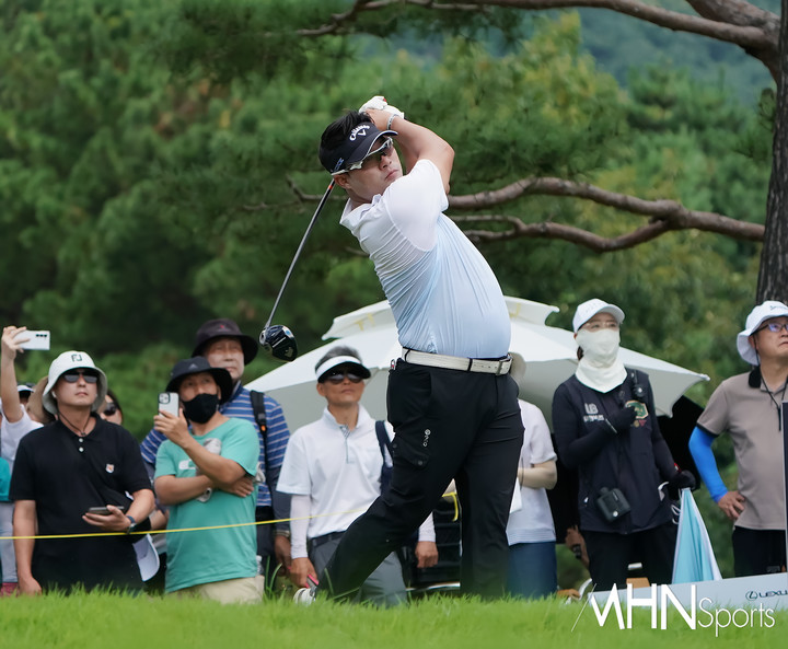 이승택이 1일 열린 KPGA 투어 렉서스 마스터즈에서 샷을 하고 있다.