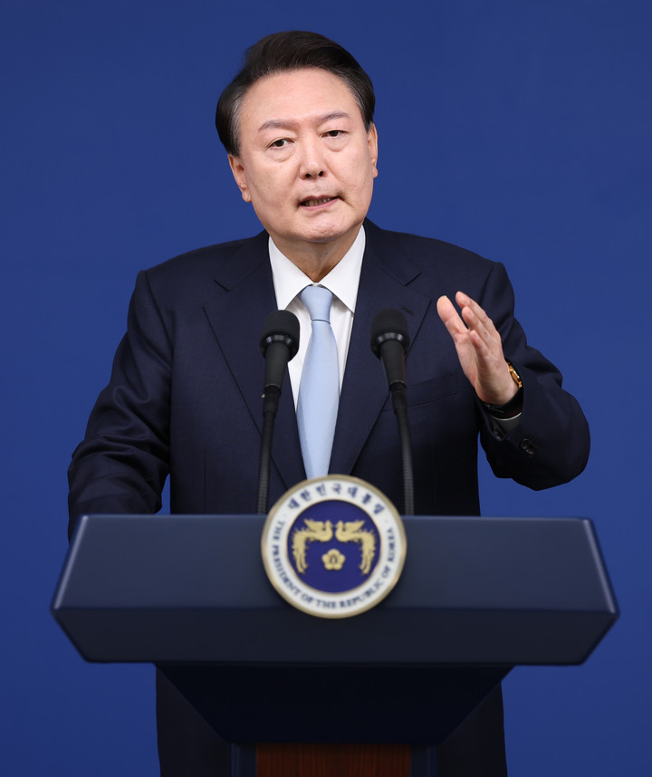 지난 8월 29일 서울 용산 대통령실 청사 브리핑실에서 열린 국정브리핑 및 기자회견에서 취재진의 질문에 답하고 있는 윤석열 대통령