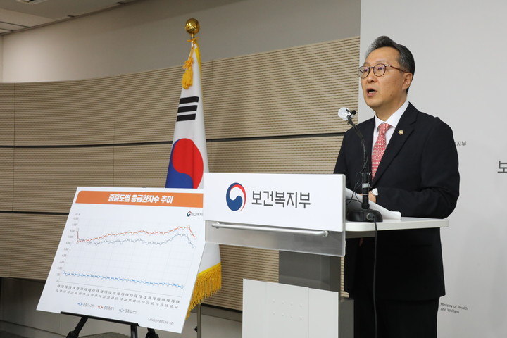 2일 정부세종청사 보건복지부 브리핑실에서 응급의료 등 비상 진료 대응 관련 설명을 하고 있는 박민수 보건복지부 제2차관