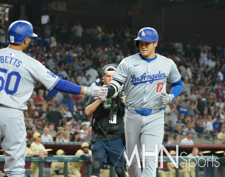 (오타니가 지난 1일 올 시즌 자신의 44호 홈런을 친 뒤 홈에서 동료 무키 베츠의 환영을 받고 있다)