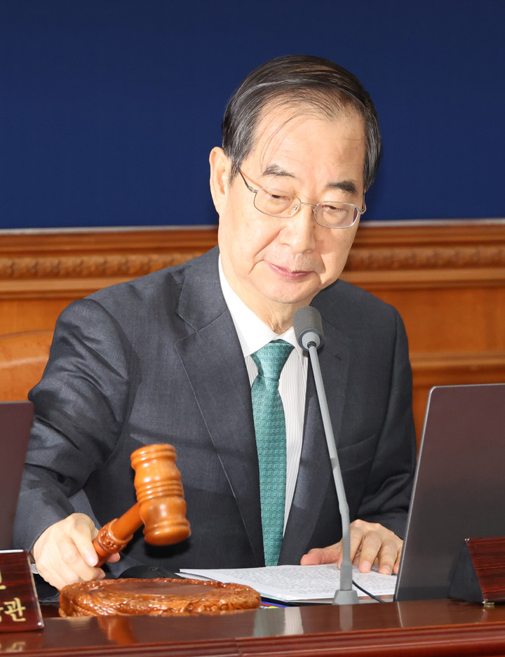 3일 서울 종로구 정부서울청사에서 열린 국무회의를 주재하고 있는 한덕수 국무총리