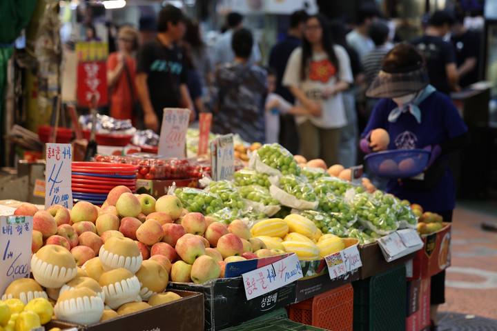 지난 1일 서울 시내의 한 전통시장 과일 가게