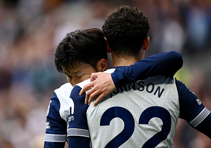 토트넘 손흥민과 브레넌 존슨이 포옹한다