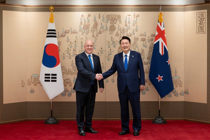 4일 서울 용산 대통령실 청사에서 열린 한·뉴질랜드 정상회담에 앞서 기념촬영을 하고 있는 윤석열 대통령과 크리스토퍼 럭슨 뉴질랜드 총리