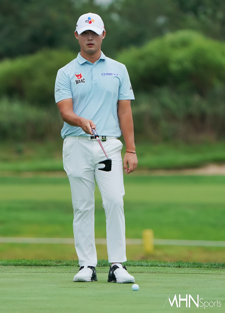 [mhn포토] 배용준 거세게 몰고 간다 < 포토 < 스포츠 < 기사본문 - MHNsports / MHN스포츠 [mhn포토] 배용준 거세게 몰고 간다