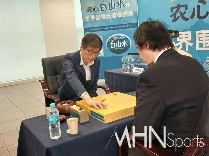 김종수 9단이 반상에 첫 수를 두고 있다.(옌지에서 MHN스포츠 엄민용 선임기자)