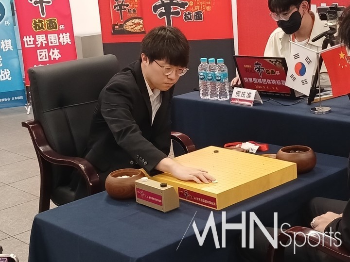 설현준 9단이 반상에 첫 수를 두고 있다.(옌지에서 MHN스포츠 엄민용 선임기자)