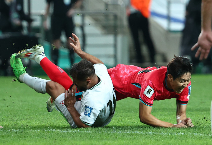 한국 축구대표팀 이강인이 넘어지고 있다