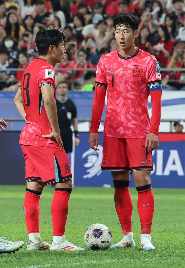 한국 축구대표팀 이강인(좌)-손흥민