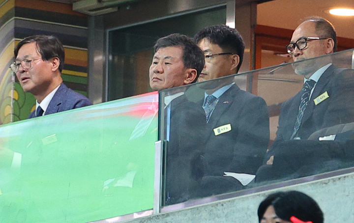 팔레스타인전을 지켜보는 대한축구협회 정몽규 회장(가운데)