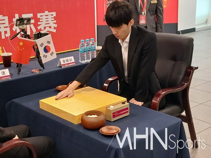 김명훈 9단이 신중한 표정으로 반상에 첫 수를 내려놓고 있다.(옌지에서 MHN스포츠 엄민용 선임기자)