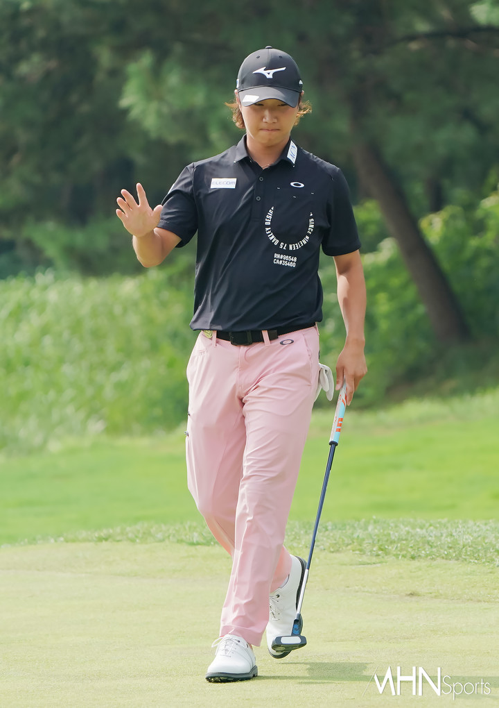 히라타 겐세이가 8일 열린 신한동해오픈 최종라운드에서 버디를 잡은 후 인사를 하고 있다.