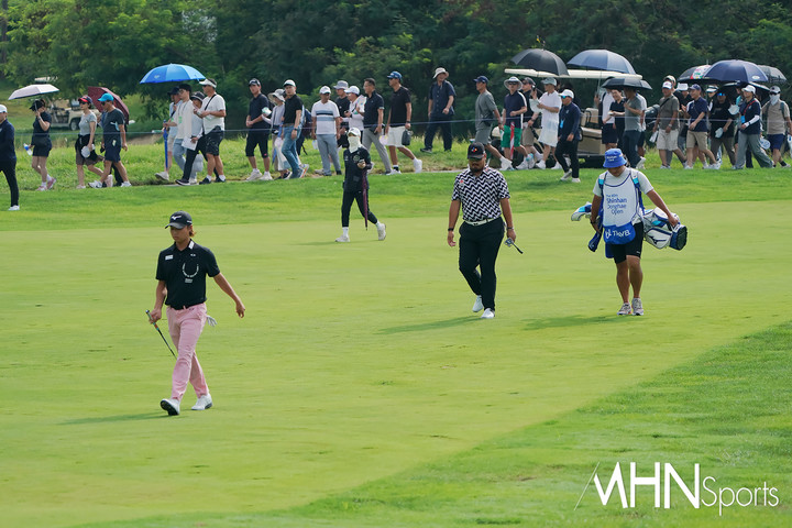 히라타 겐세이가 8일 열린 신한동해오픈 최종라운드에서 코스를 이동하고 있다.