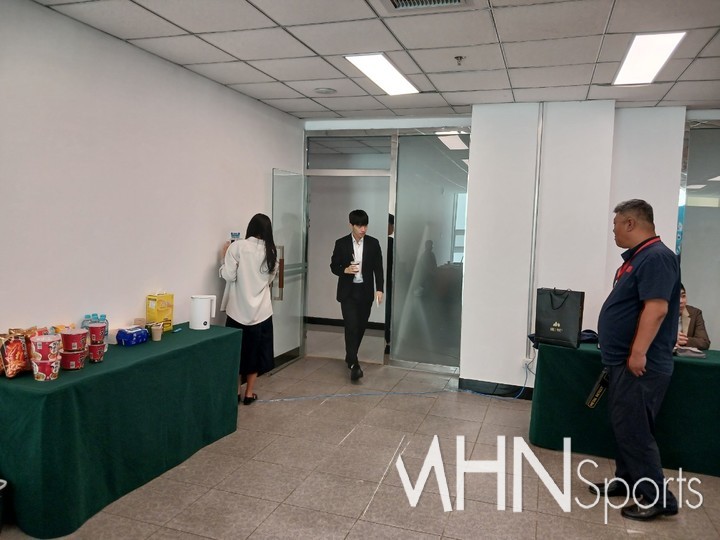 김명훈 9단이 대국장에 들어서고 있다.(중국 옌지에서 MHN스포츠 엄민용 선임기자)