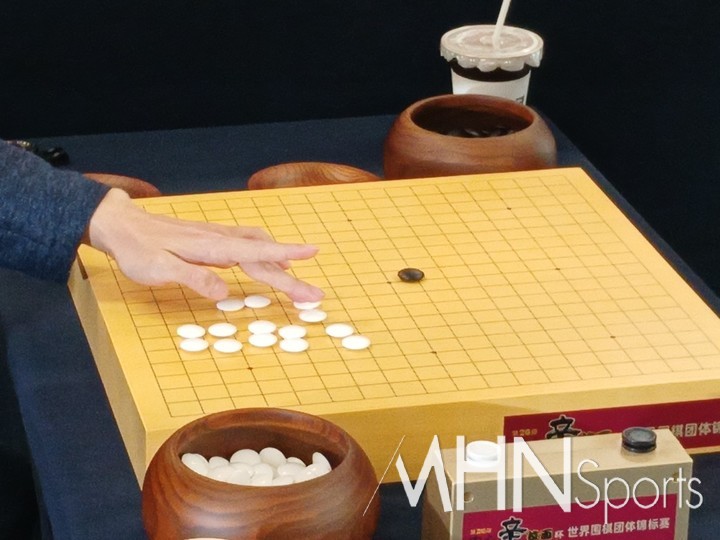 두 대국자가 대국 전 돌을 가리고 있다. 김명훈 9단의 백번.(중국 옌지에서 MHN스포츠 엄민용 선임기자)