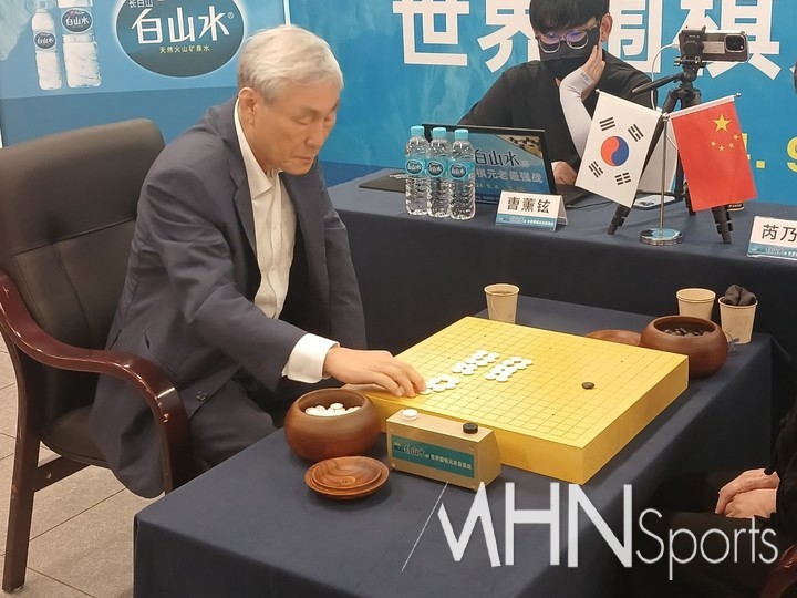 조훈현 9단과 루이나이웨이 9단이 돌을 가리고 있다.(중국 옌지에서 엄민용 선임기자)