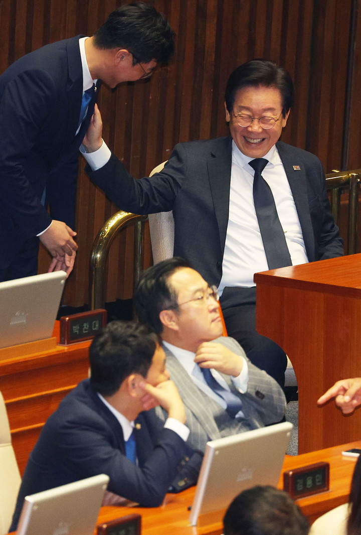 지난 10일 국회에서 열린 본회의에서 대화를 나누고 있는 (좌)장경태 더불어민주당 의원과 (우)이재명 더불어민주당 대표