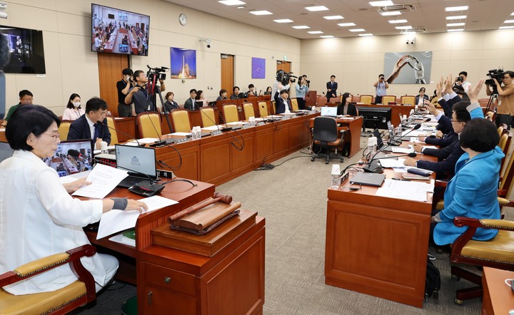 지난 13일 서울 여의도 국회 과학기술정보방송통신위원회에서 경찰의 방송통신심의위원회 사무실 압수수색과 관련해 긴급 현안질의가 열리고 있다.