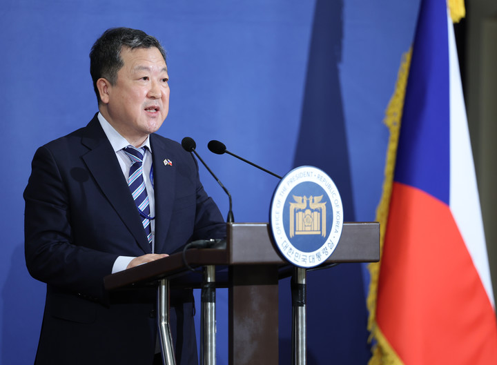 19일(현지시간) 체코 프라하 현지 한국프레스센터에서 윤석열 대통령의 체코 방문 성과와 원전 세일즈 등에 관해 브리핑하고 있는 박춘섭 대통령실 경제수석비서관