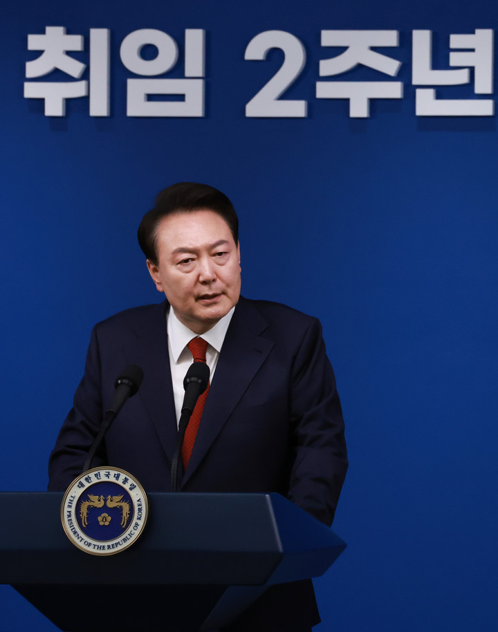 지난 5월 9일 진행된 취임 2주년 기자회견에서 취재진의 질문에 답하고 있는 윤석열 대통령