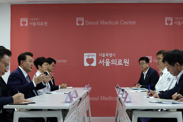 지난 13일 서울 중랑구 서울의료원 권역응급의료센터를 찾아 의료진과 면담하고 있는 윤석열 대통령