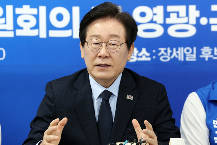 23일 전남 영광군수 재선거 후보 선거사무소에 방문한 이재명 더불어민주당 대표