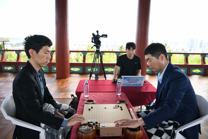 한종진 9단(오른쪽)과 이창호 9단이 대국을 벌이고 있다.(사진 한국기원 제공)