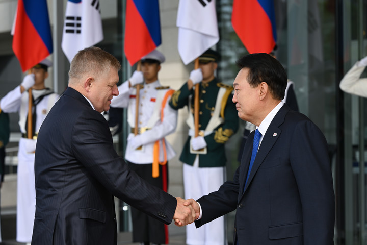 30일 서울 용산 대통령실 청사에 도착한 로베르트 피초 슬로바키아 총리를 맞이하고 있는 윤석열 대통령