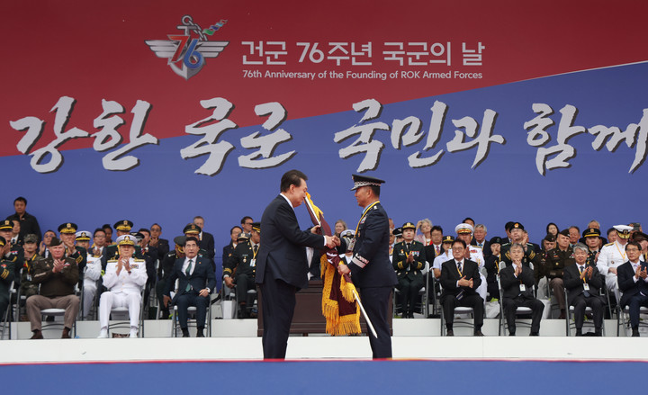 지난 1일 성남 서울공항에서 열린 건군 76주년 국군의날 기념식에서 진영승 초대 전략사령부 사령관에게 부대기를 수여하고 있는 윤석열 대통령