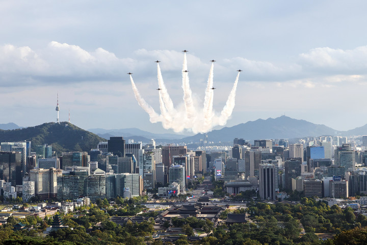 지난 1일 서울 광화문 일대에서 열린 시가행진에서 축하비행을 하고 있는 블랙이글스