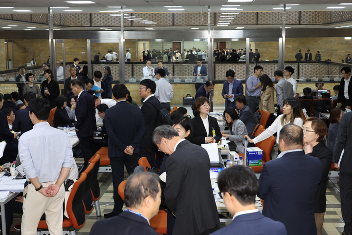 7일 서울 여의도 국회에서 국감 준비로 분주한 피감기관 공무원들