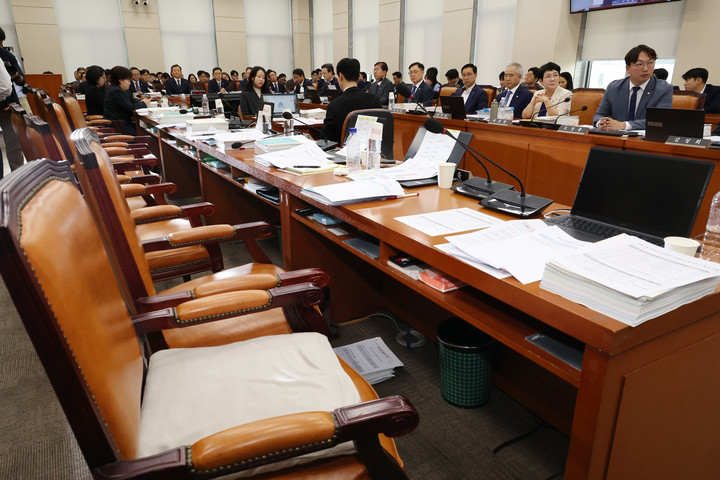 지난 7일 서울 여의도 국회에서 야당의 주도로 '대통령 관저 불법증축 및 구조조사'와 관련된 김태영·이승만 21그램 대표 동행명령장 발부가 의결되자 여당은 반발하며 퇴장했다. 