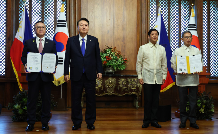 7일(한국시간) 필리핀 마닐라 말라카냥 대통령궁에서 '한·필리핀 바탄 원전 건설 재개 타당성 조사 협력에 관한 MOU(양해각서)를 교환한 뒤 기념촬영을 하고 있는 윤석열 대통령과 페르디난드 마르코스 필리핀 대통령