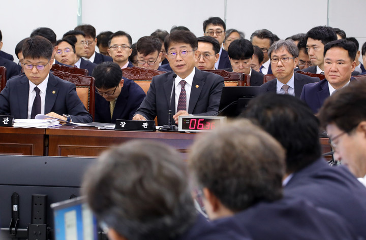 7일 정부세종청사 국토교통부에서 열린 국회 국토교통위원회 국정감사에서 질의에 답하고 있는 박상우 국토교통부 장관