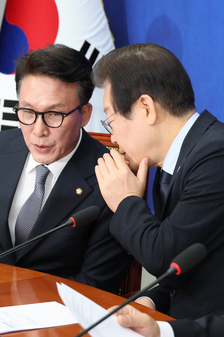 지난 4일 오후 서울 여의도 국회에서 열린 최고위원회의에서 대화를 나누고 있는 (왼쪽부터) 김민석 더불어민주당 최고위원과 이재명 더불어민주당 대표