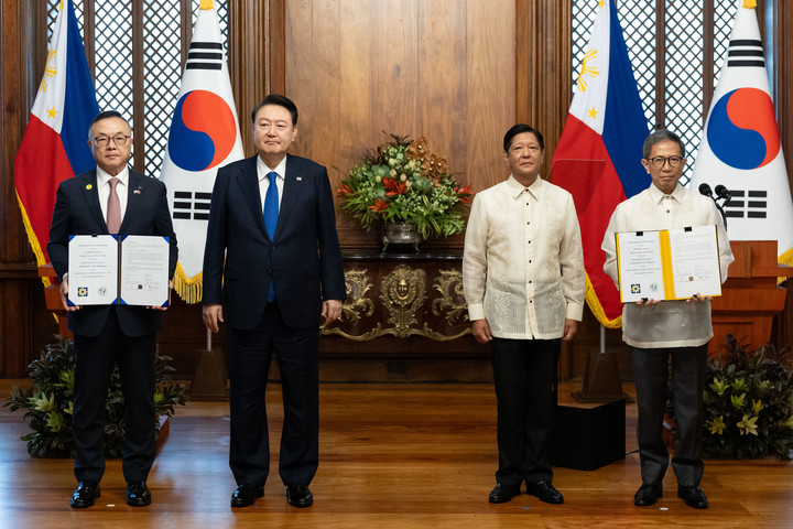 지난 7일 필리핀 마닐라 말라카냥 대통령궁에서 한​·필리핀 바탄 원전 건설 재개 타당성 조사 협력에 관한 MOU(양해각서)를 교환하는 윤석열 대통령과 페르디난드 마르코스 필리핀 대통령 