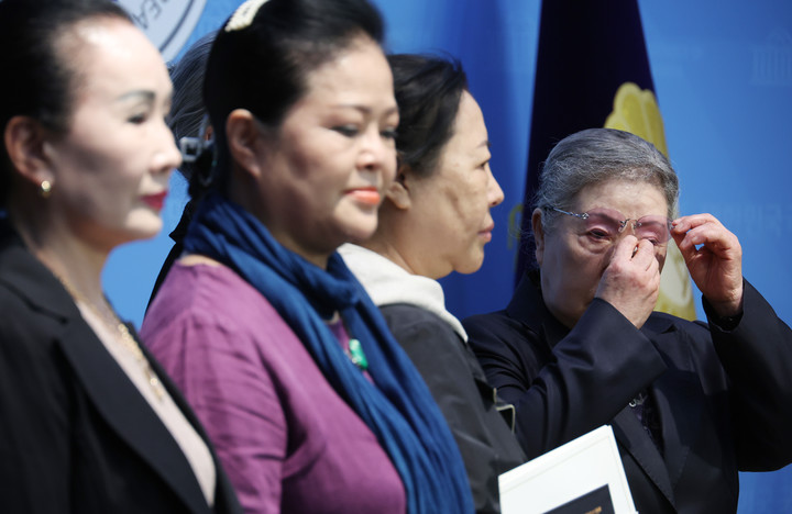 14일 국회 소통관에서 '기생' 발언을 한 양문석 더불어민주당 의원을 규탄하는 기자회견을 연 국악인들