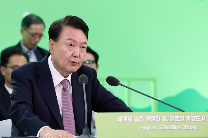 15일 제주특별자치도 제주국제자유도시 개발센터에서 열린 민생토론회에서 발언하고 있는 윤석열 대통령