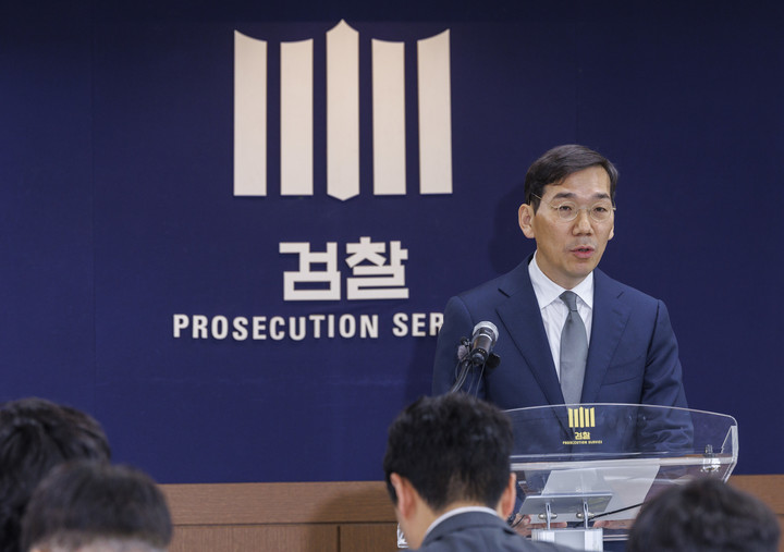 조상원 서울중앙지검 4차장이 17일 오전 서울 서초구 서울중앙지검에서 윤석열 대통령 부인 김건희 여사의 도이치모터스 시세조종 가담 의혹 사건 관련 수사결과를 발표하고 있다. 2024.10.17 