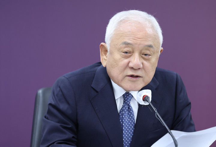 지난 16일 정부서울청사에서 열린 '일자리 격차 해소 특별위원회' 출범식에서 인사말을 하고 있는 김한길 국민통합위원회 위원장