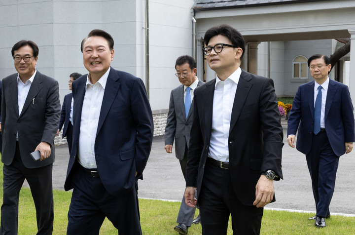 지난 21일 서울 용산 대통령실에서 차담 장소로 이동하고 있는 윤석열 대통령과 한동훈 국민의힘 대표